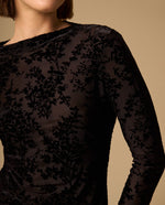 Camiseta Negro con Estampado Floral en Relieve - Negro 34_409G219_NEG190303_4