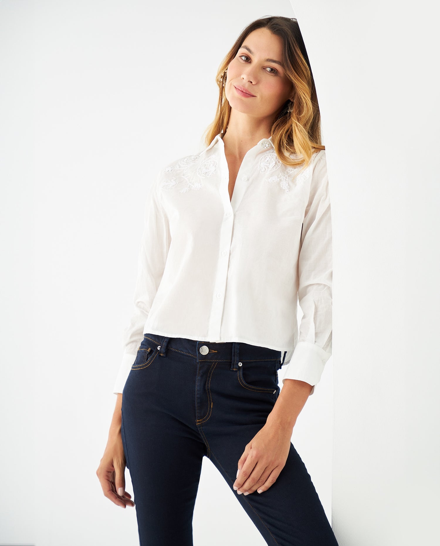 Camisa con botón decorativo para mujer - Crudo