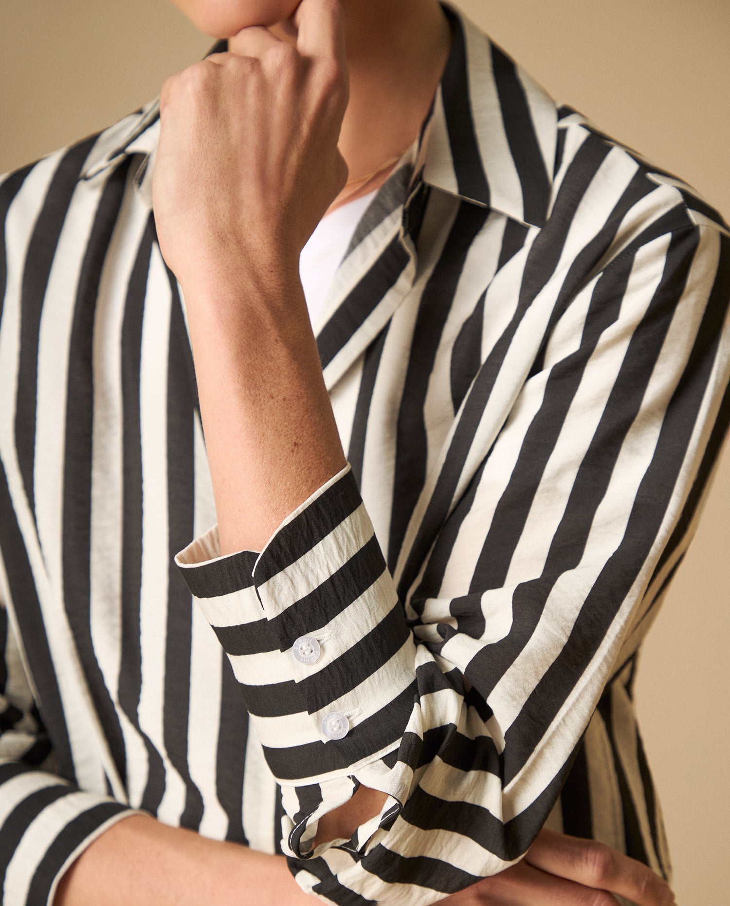Camisa manga larga cuello camisero tejido fluido - Negro