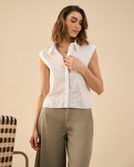 Camisa con flores bordadas a tono para mujer - Crudo