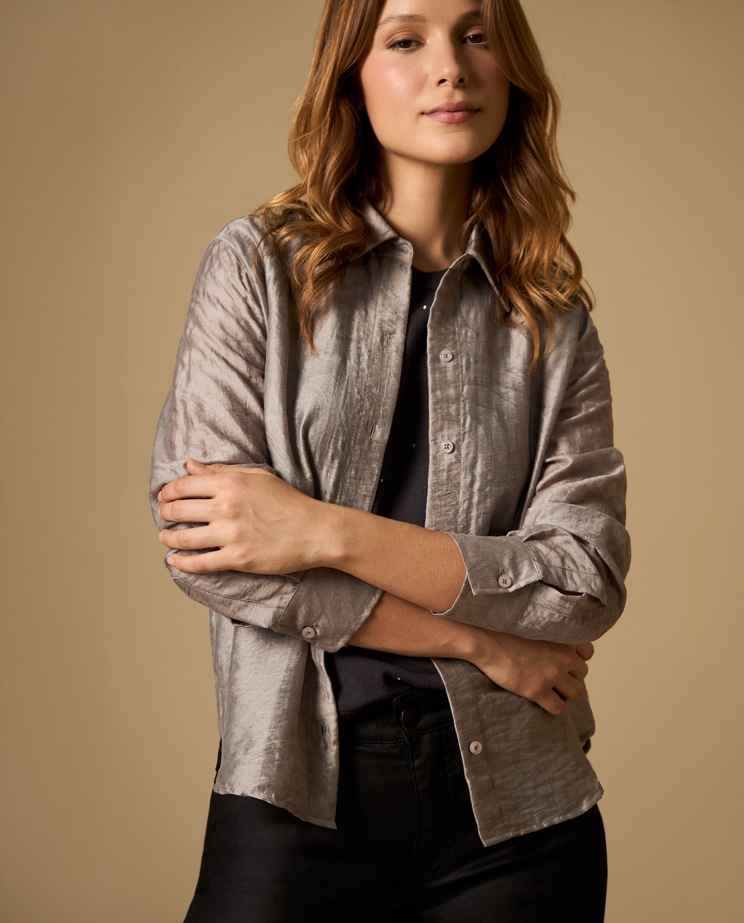 Camisa manga larga cuello camisero con acabado satinado - Gris