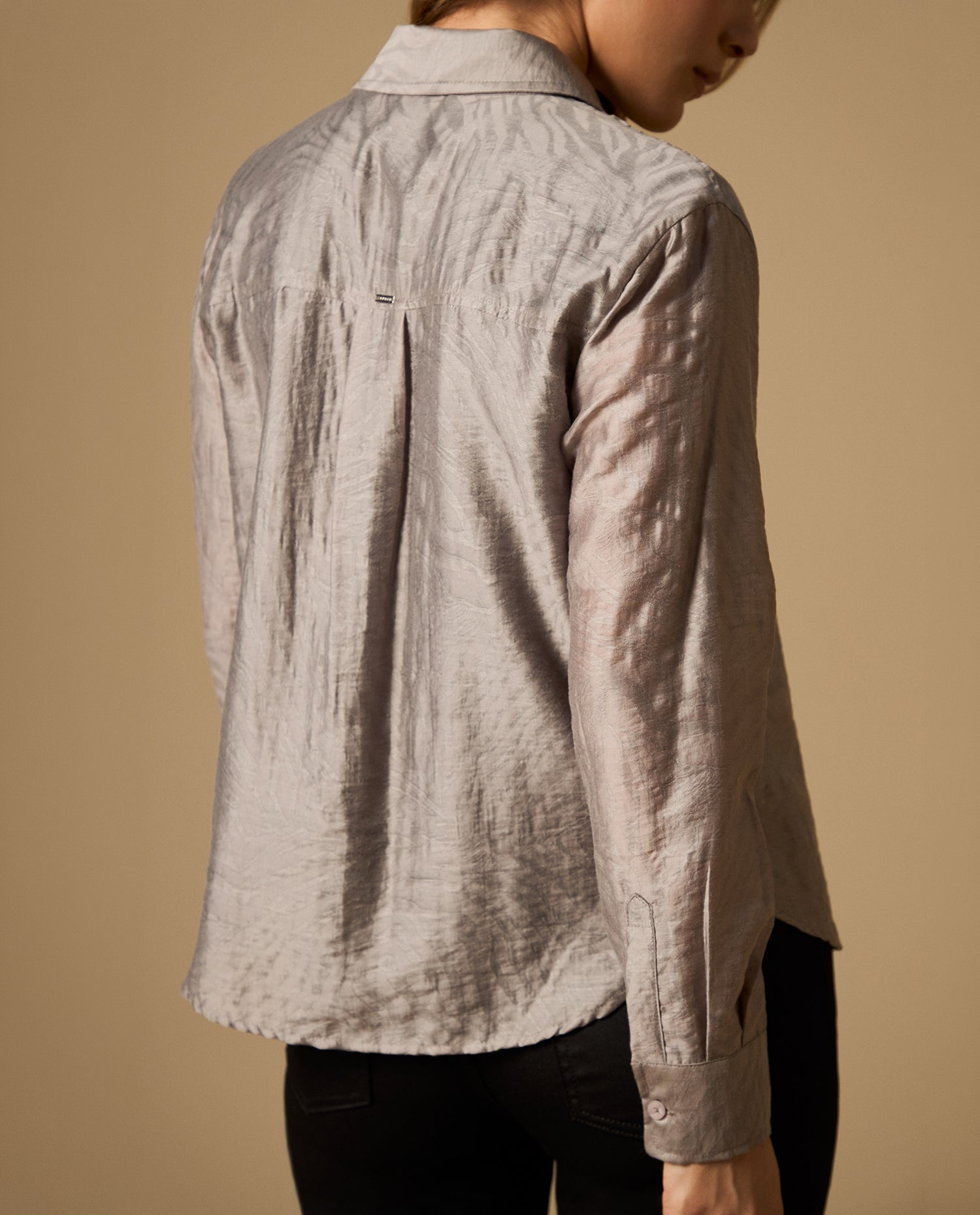 Camisa manga larga cuello camisero con acabado satinado - Gris
