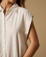 Camisa manga sisa con cuello camisero y textura de puntos - Blanco