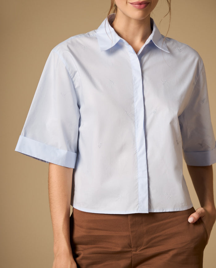 Camisa bordada manga corta con corte cropped y doblez en mangas - Azul 34_412H018_AZU134302_3