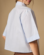 Camisa bordada manga corta con corte cropped y doblez en mangas - Azul