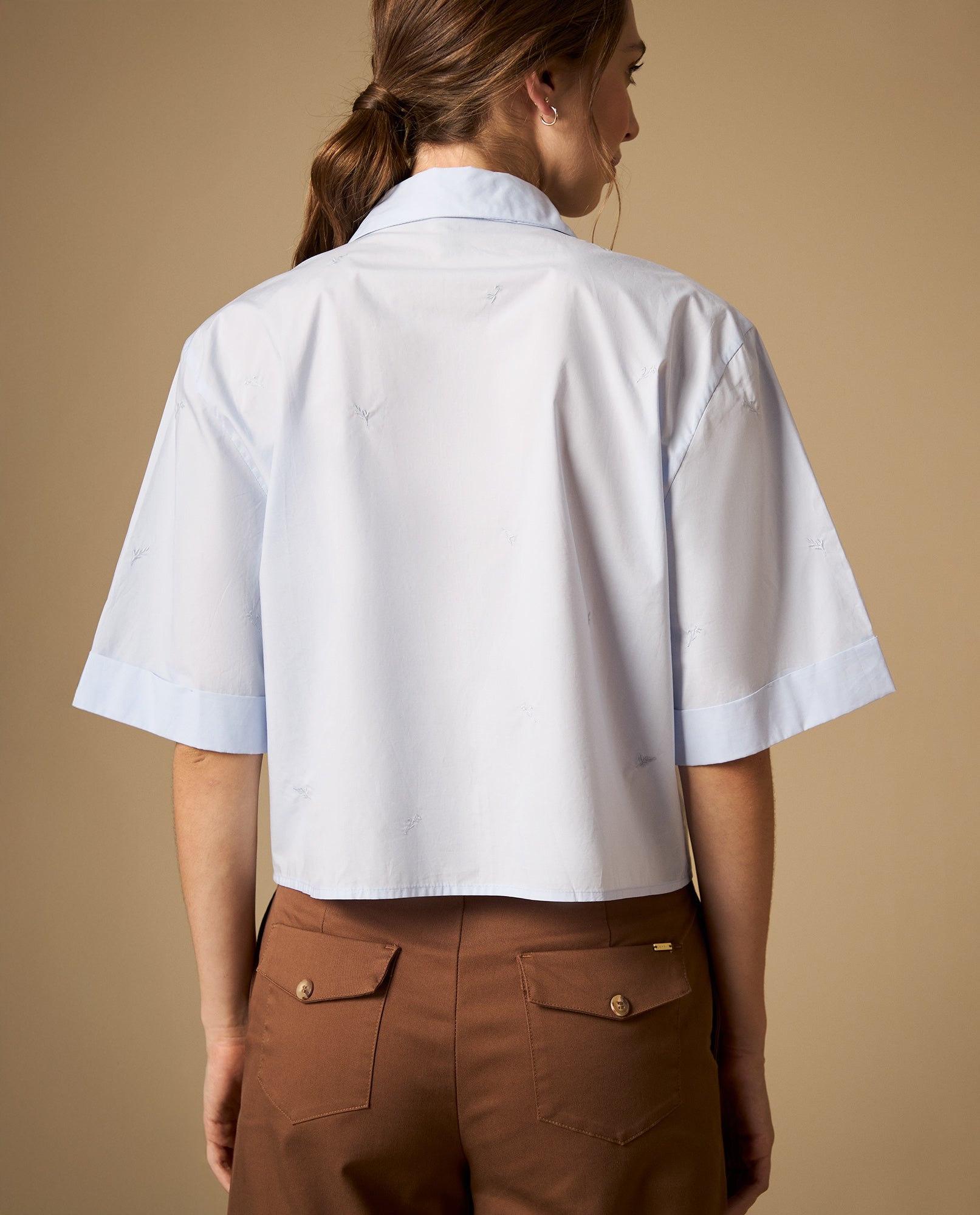 Camisa bordada manga corta con corte cropped y doblez en mangas - Azul 34_412H018_AZU134302_5