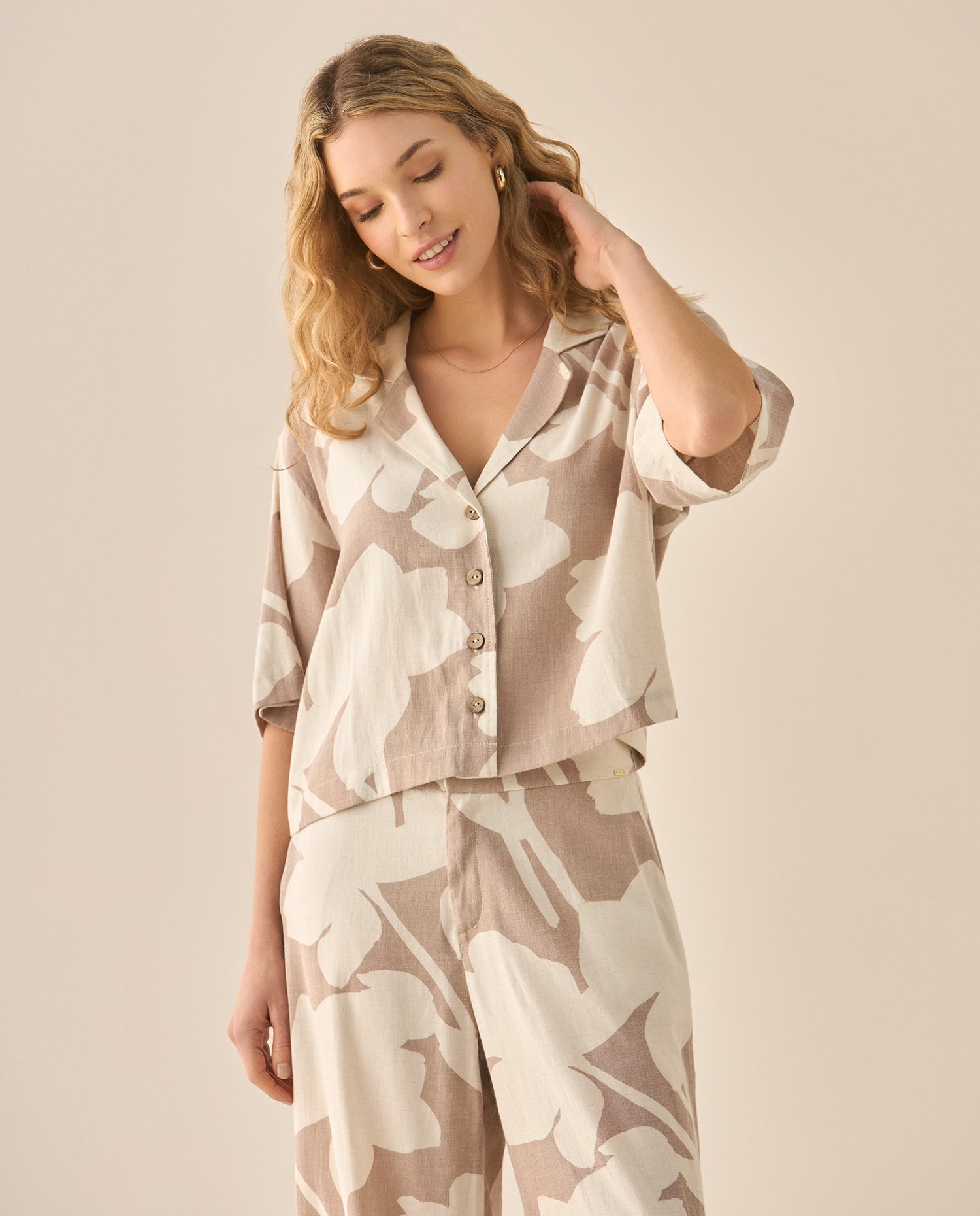 Camisa con estampado abstracto para mujer - Café