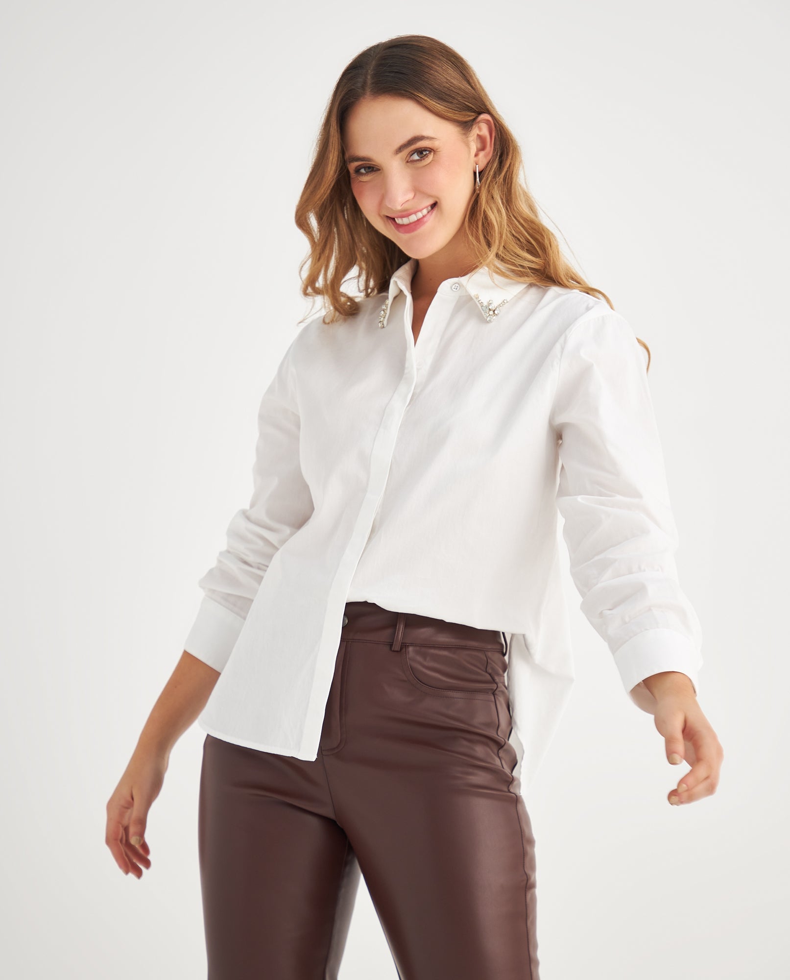 Camisa con aplique decorativo en cuello - Blanco 34_419F003_BLA114001_0