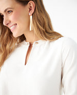 Camisa con pasador decorativo en cuello para mujer - Crudo