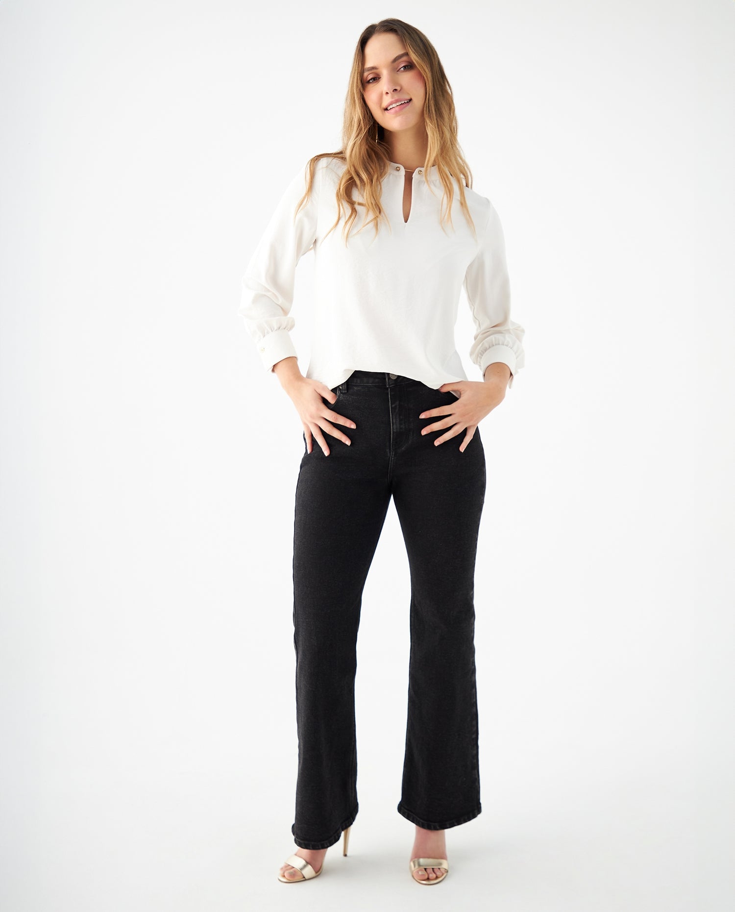 Camisa con pasador decorativo en cuello para mujer - Crudo