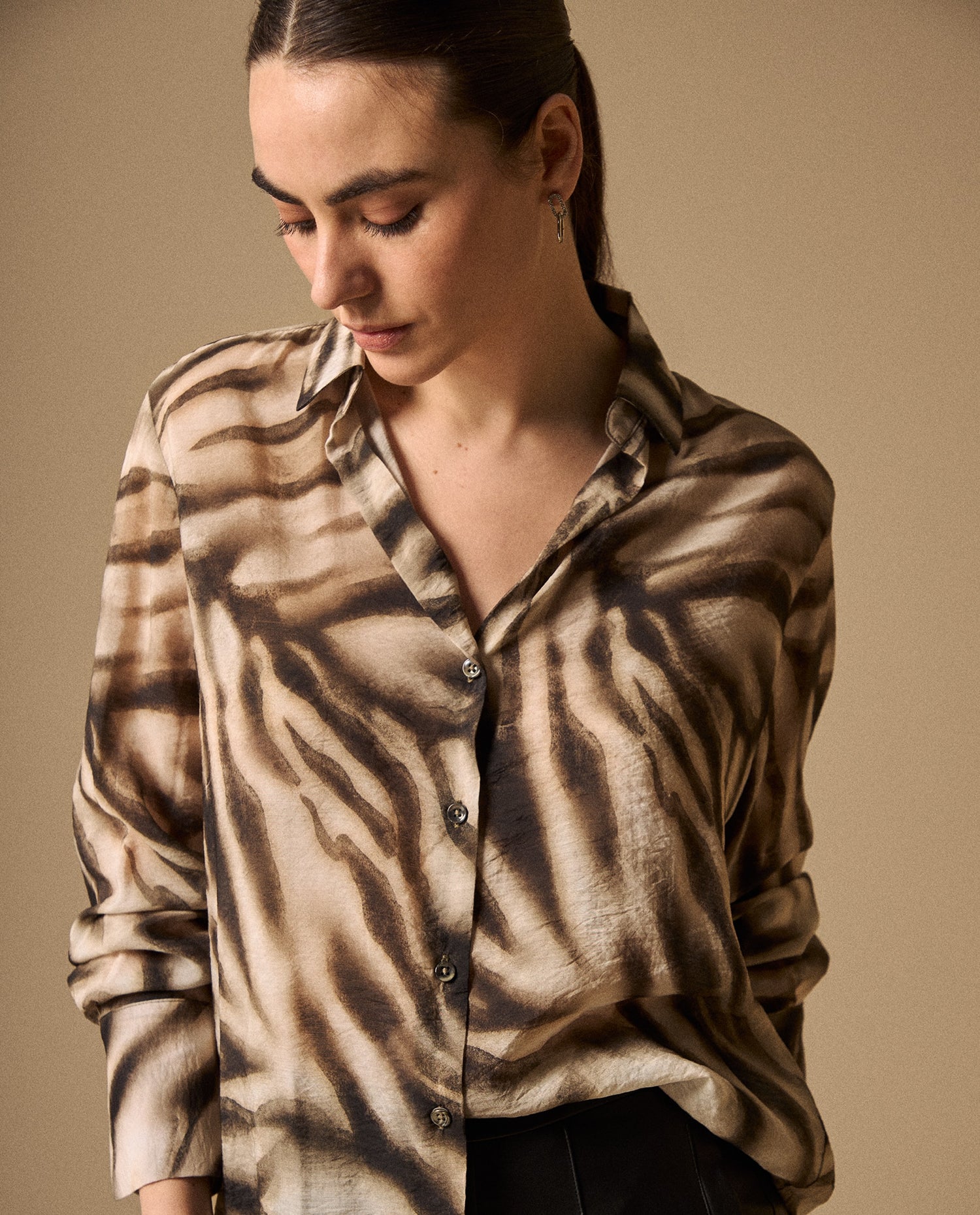 Camisa Animal Print Tonos Neutros - Gris
