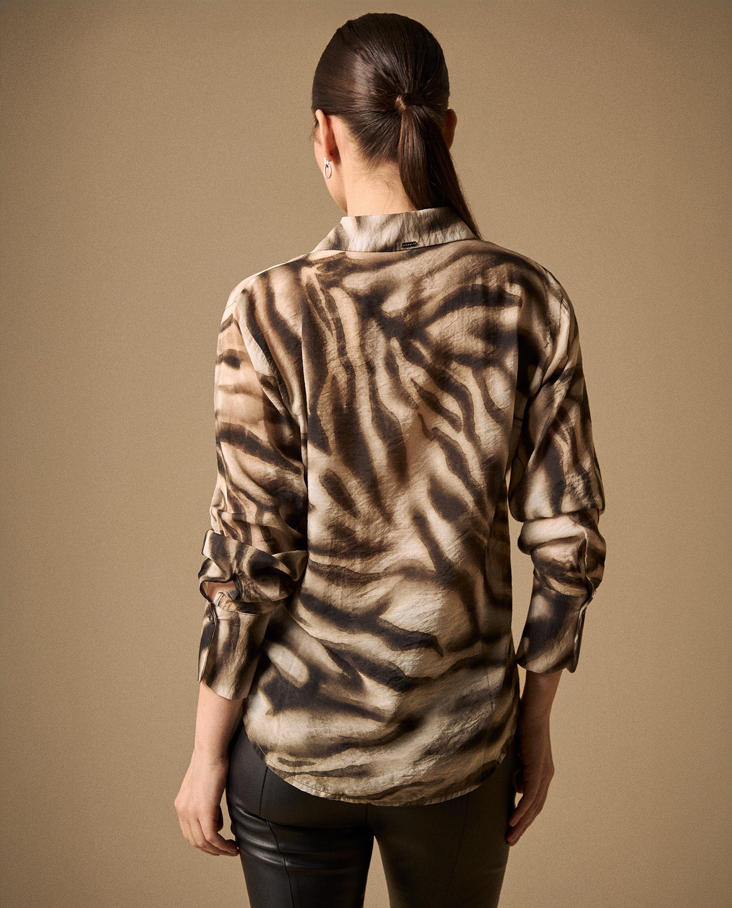 Camisa Animal Print Tonos Neutros - Gris