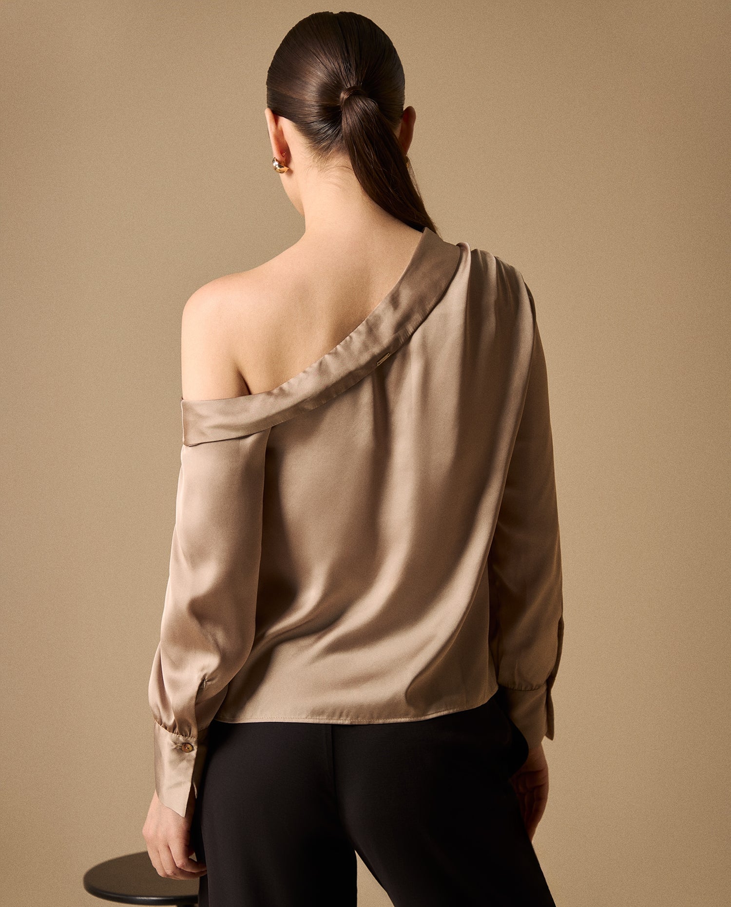 Camisa Asimétrica Verde Off-Shoulder - Verde