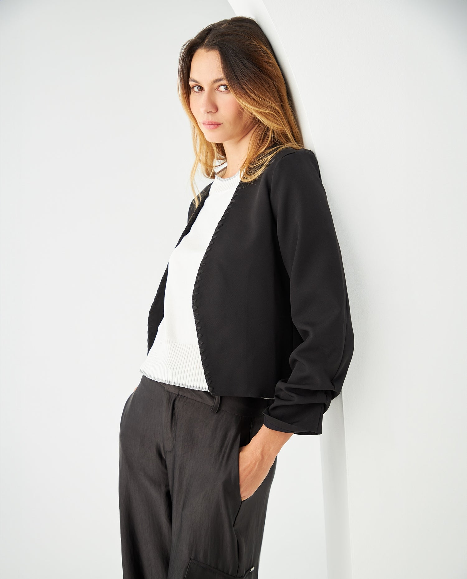 Blazer con detalles bordados para mujer - Negro