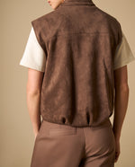 Chaleco con cierre frontal y cuello con broches - Café