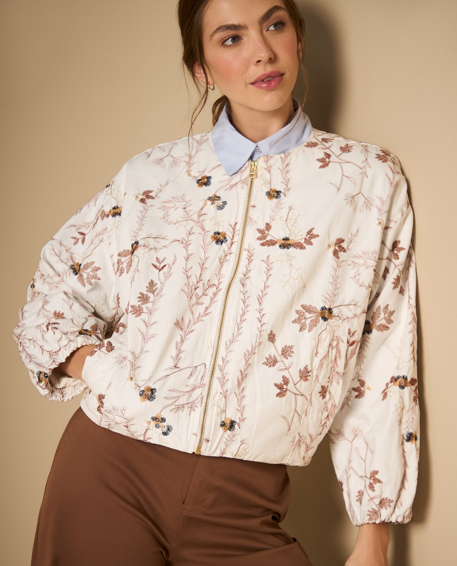 Chaqueta bomber bordada silueta relajada - Crudo