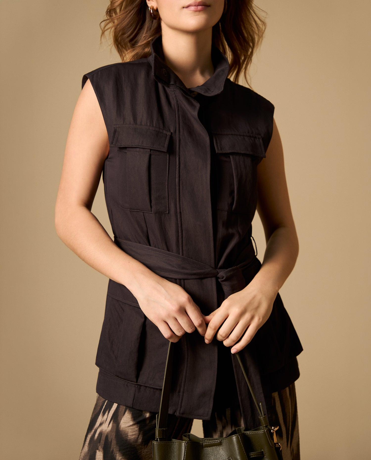 Chaleco tipo trench con bolsillos y cinturón - Gris