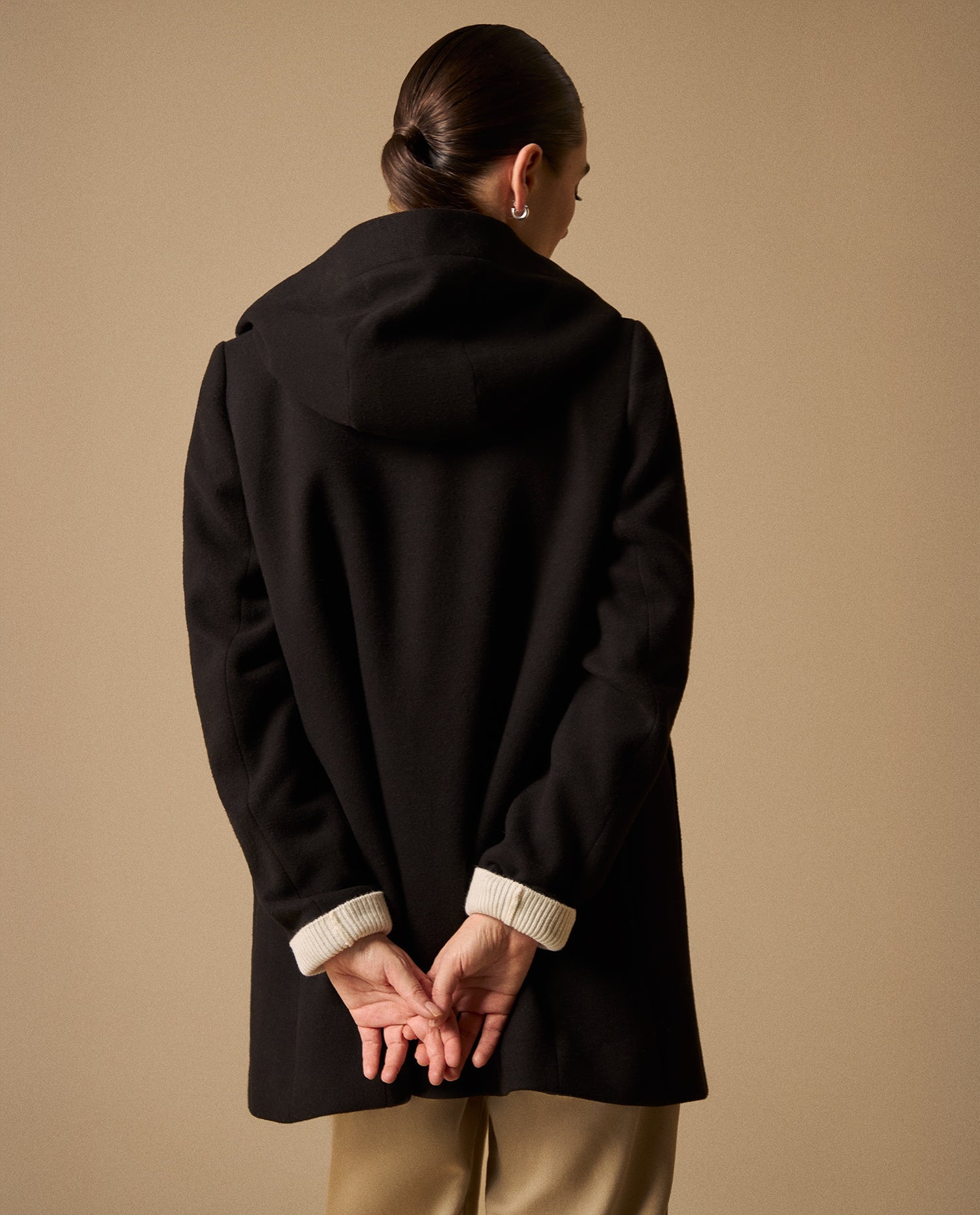 Abrigo Negro con Capucha y Detalles Metálicos - Negro