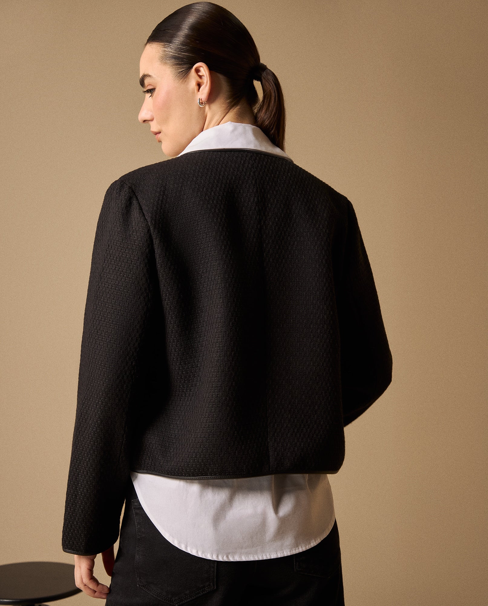 Blazer Negro con Textura Bouclé y Botones Dorados - Negro 34_429G221_NEG190303_5