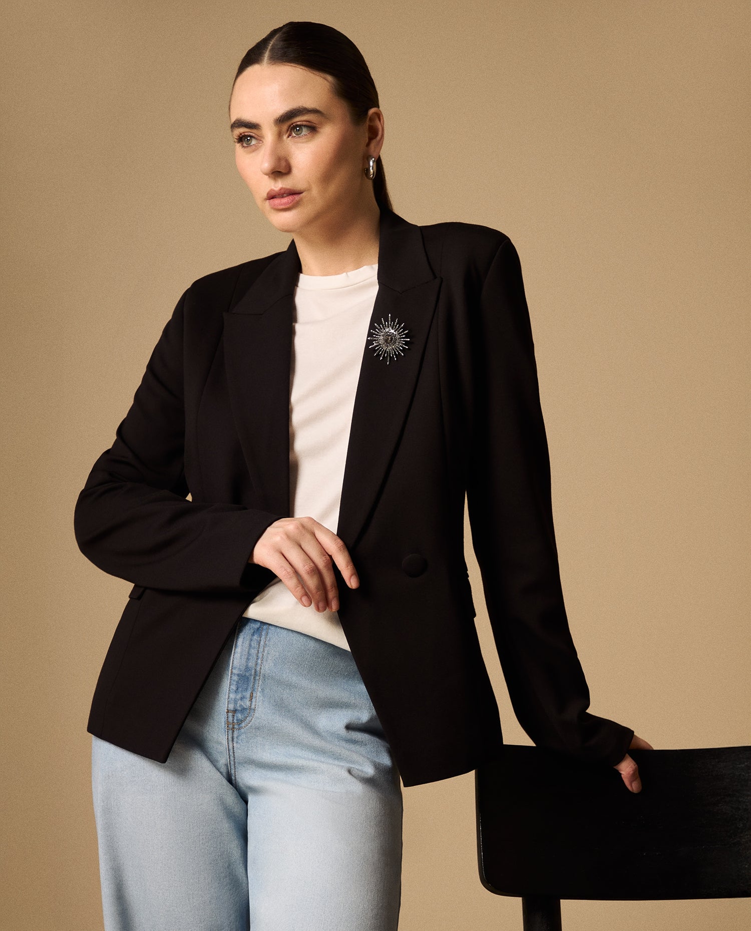 Blazer Negro con Broche Solar Decorativo - Negro