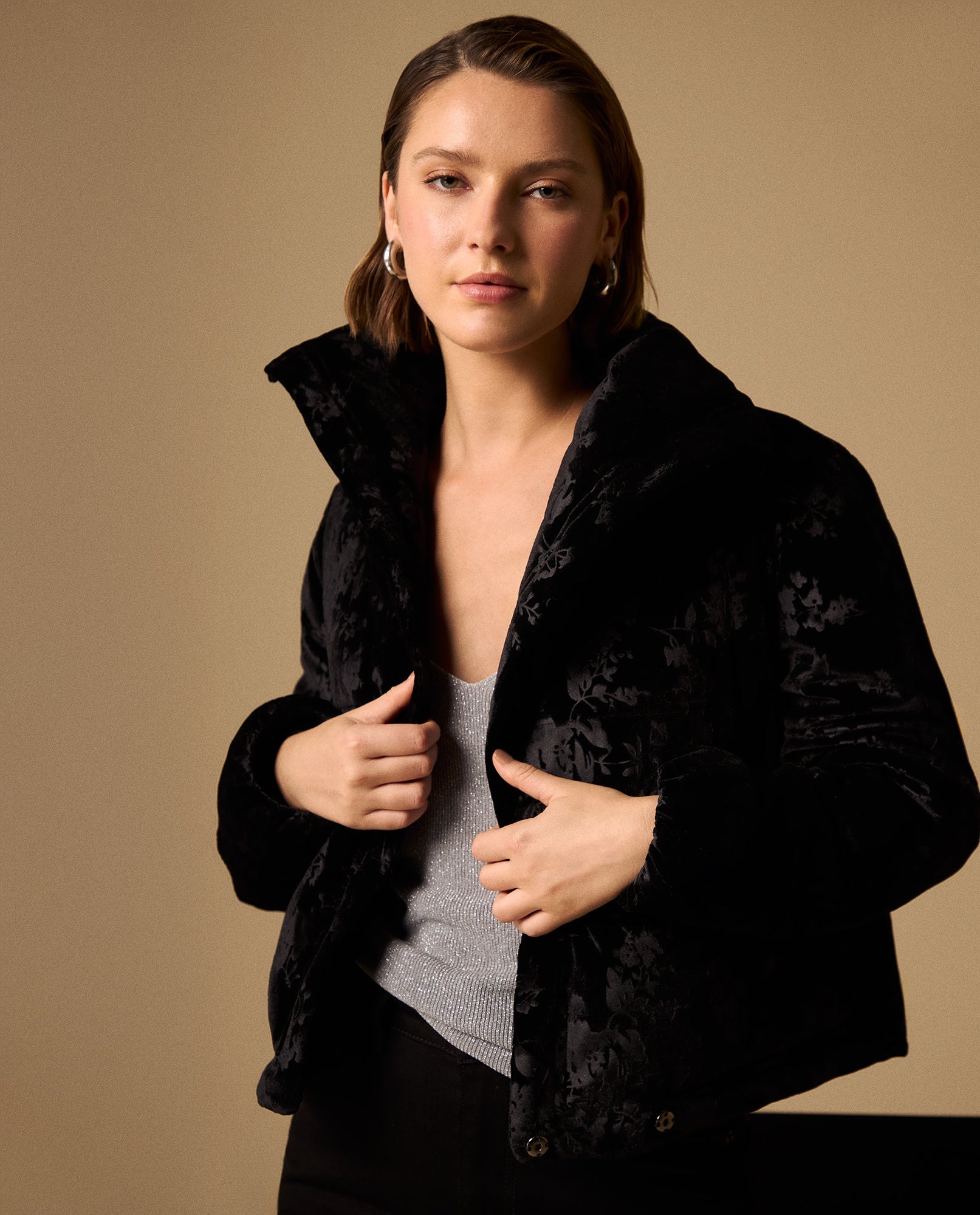 Chaqueta Acolchada Floral con Capucha Negro - Negro 34_429G226_NEG190303_0