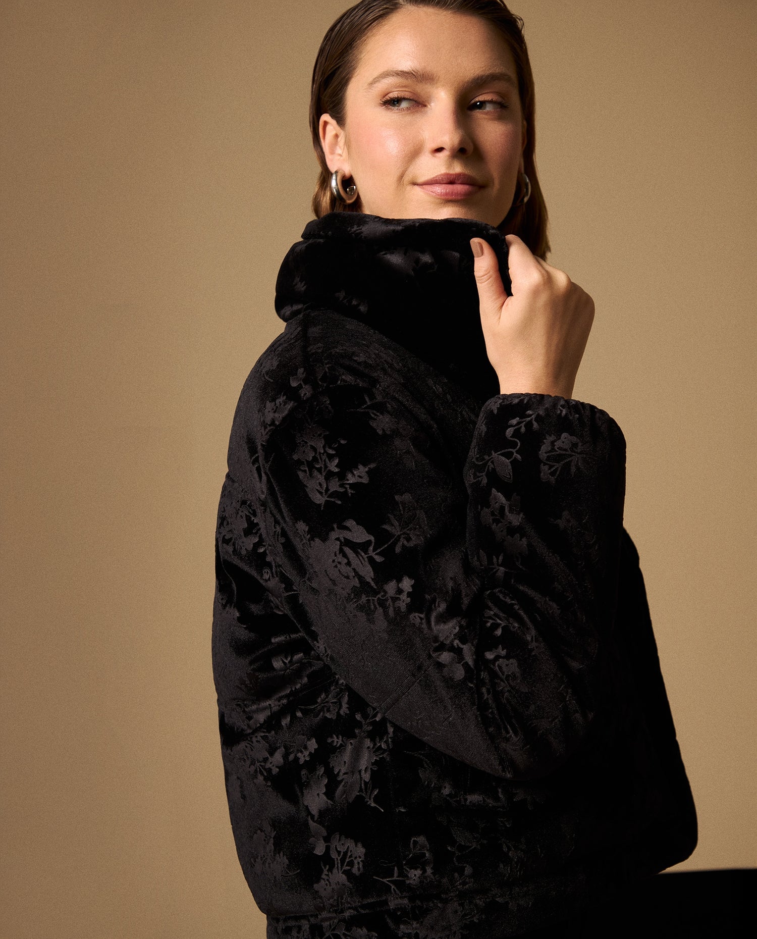 Chaqueta Acolchada Floral con Capucha Negro - Negro