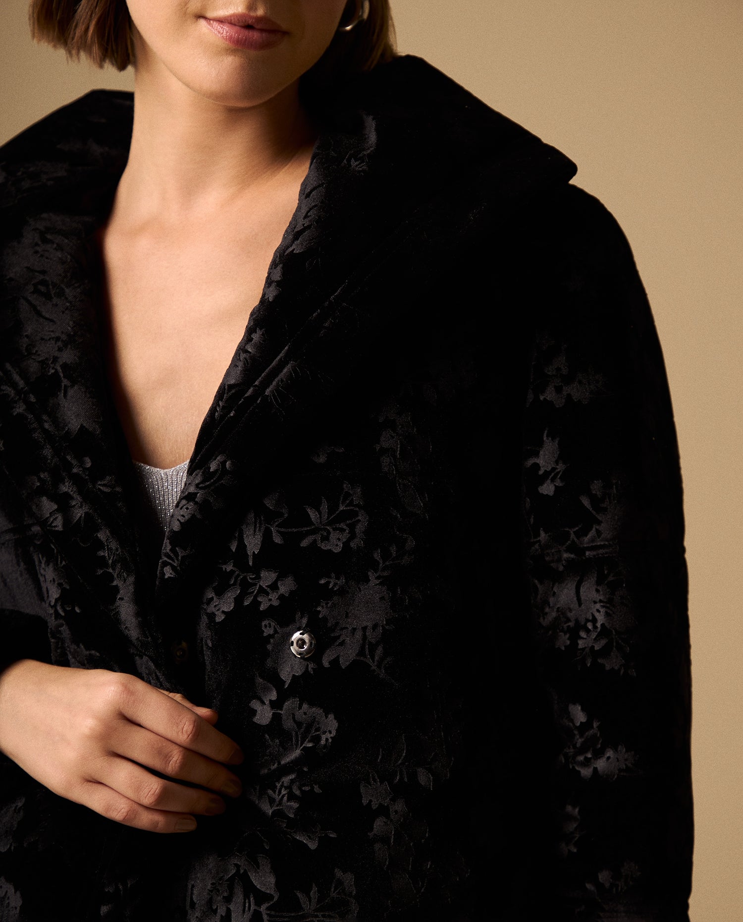 Chaqueta Acolchada Floral con Capucha Negro - Negro