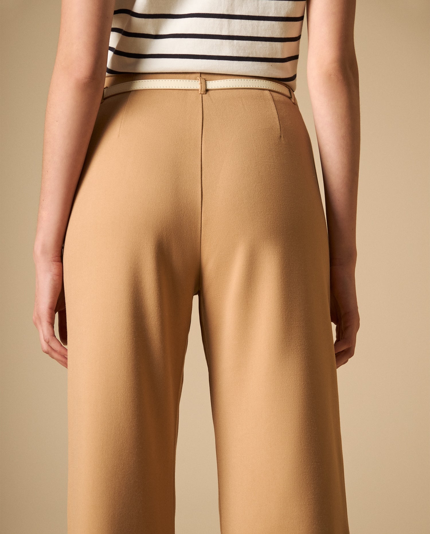 Pantalón largo con pinzas frontales silueta recta - Café