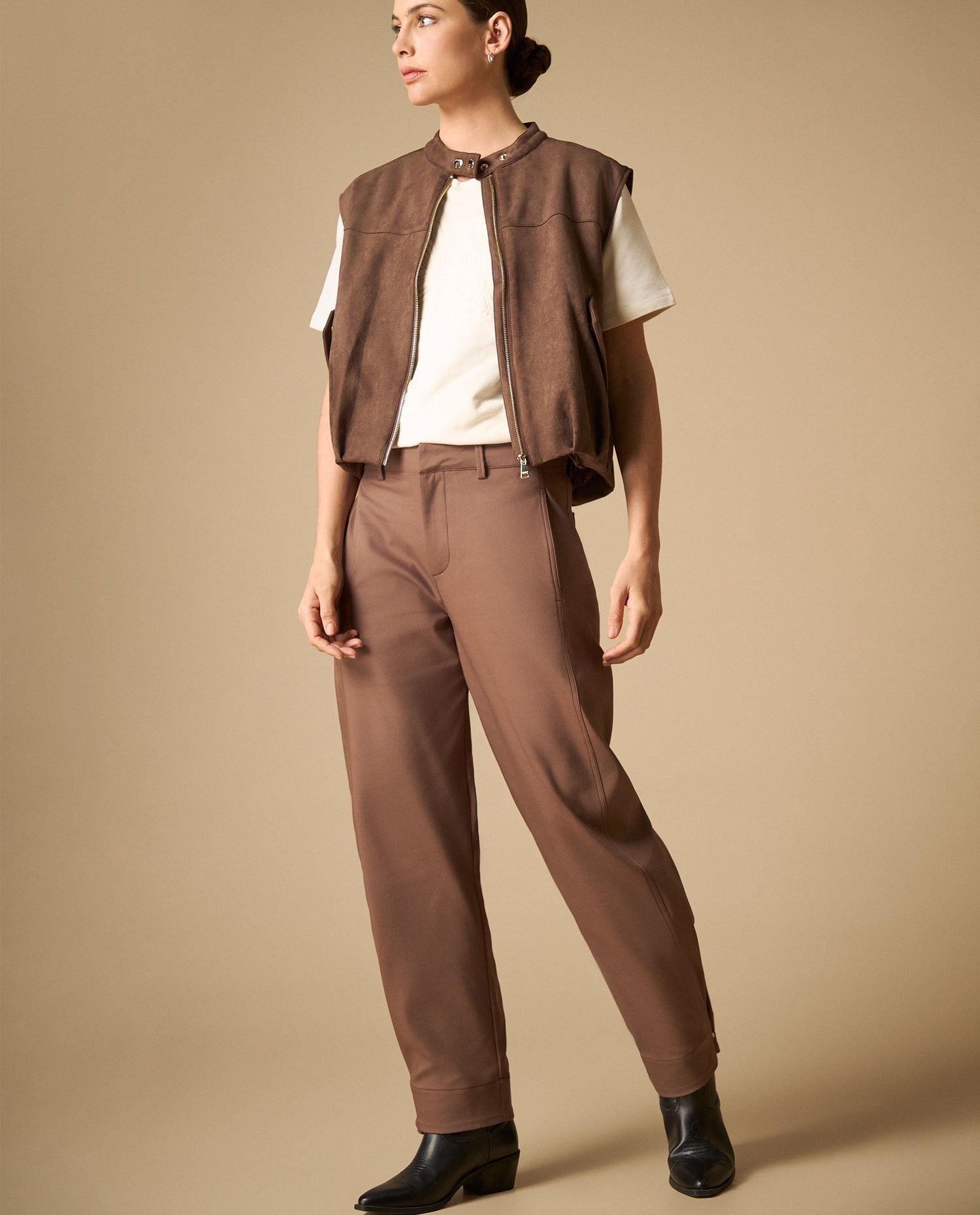 Pantalón cargo con bolsillos laterales y ruedo doblado - Café
