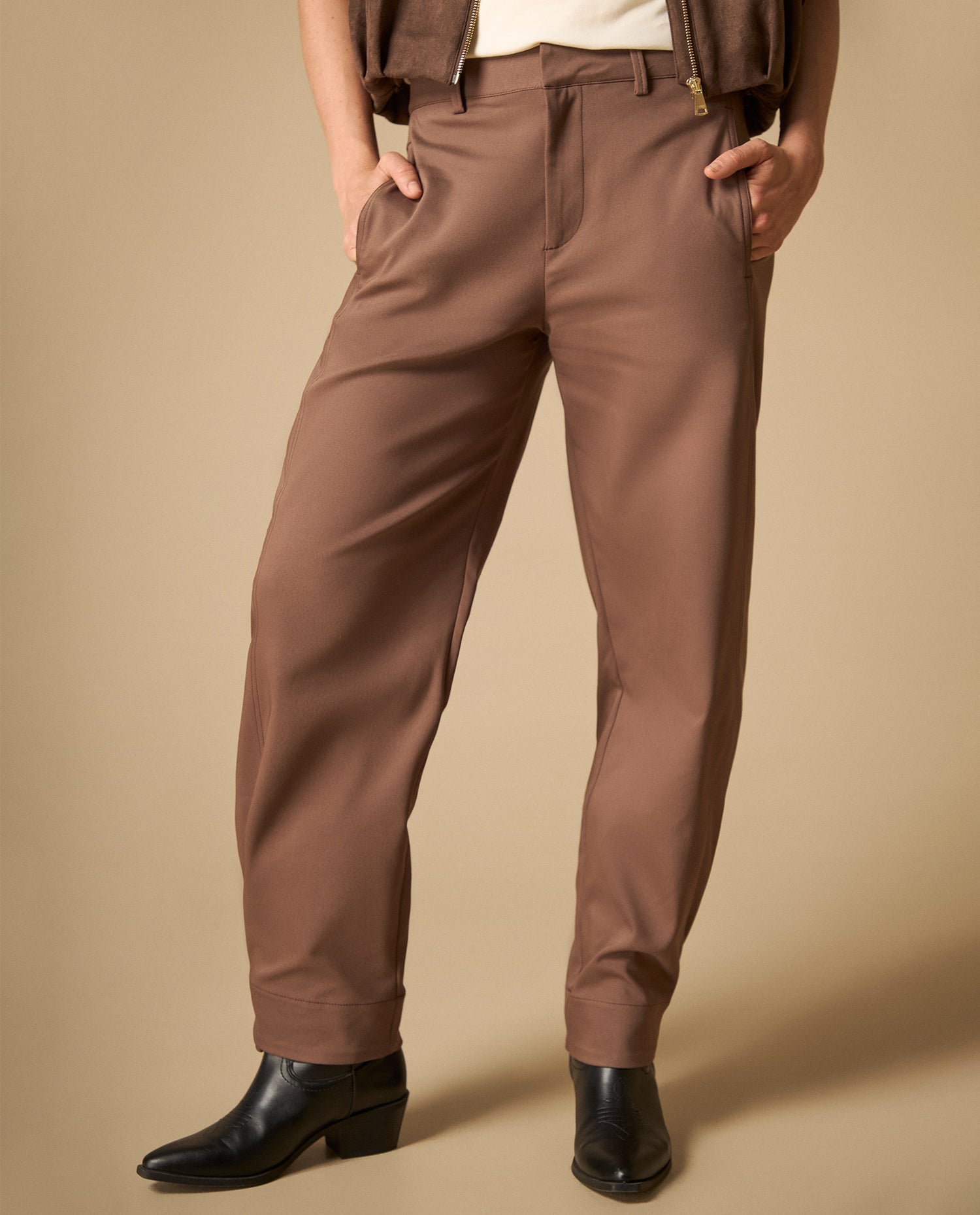 Pantalón cargo con bolsillos laterales y ruedo doblado - Café