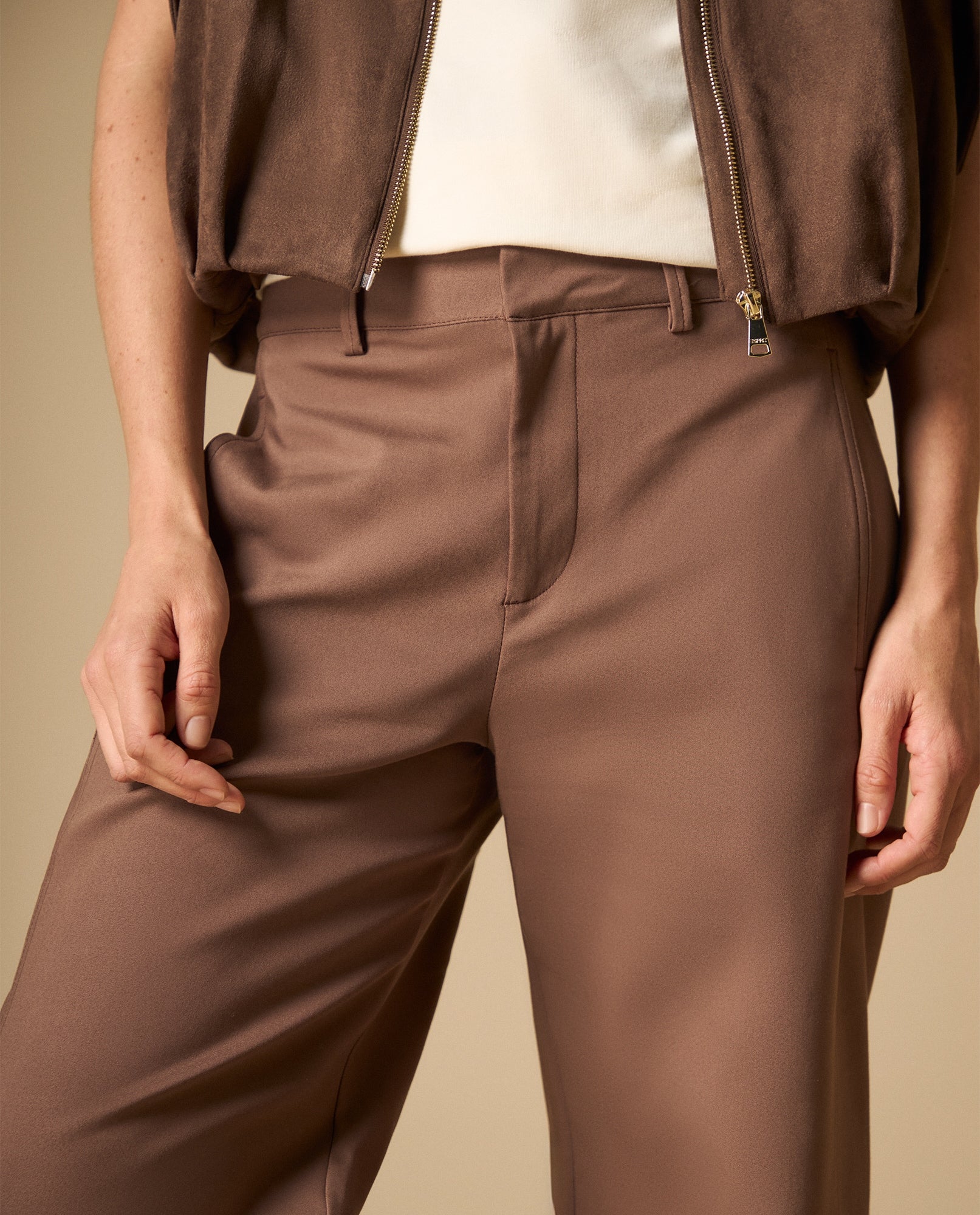 Pantalón cargo con bolsillos laterales y ruedo doblado - Café 34_431H004_CAF181304_4