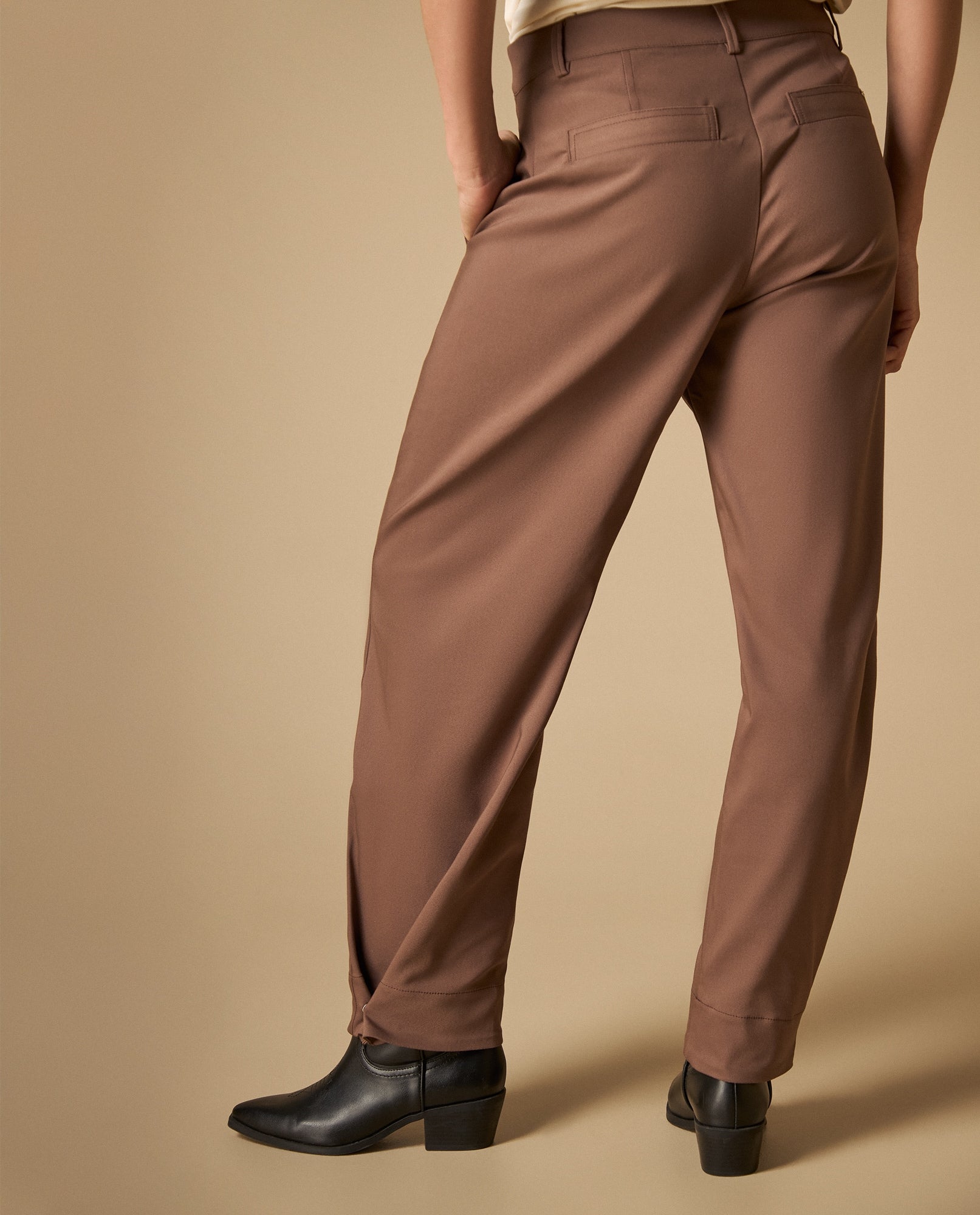 Pantalón cargo con bolsillos laterales y ruedo doblado - Café 34_431H004_CAF181304_6