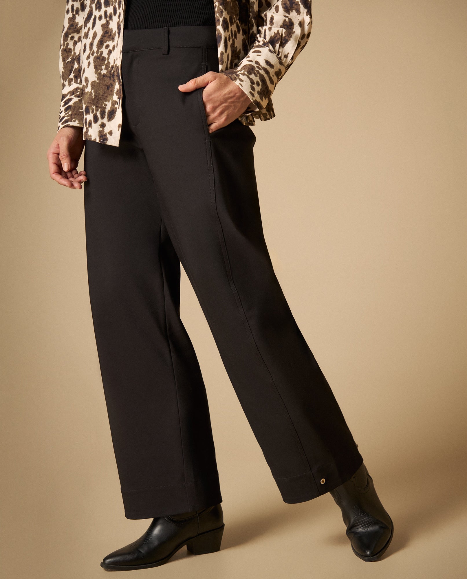 Pantalón cargo con bolsillos laterales y ruedo doblado - Negro 34_431H004_NEG190303_3