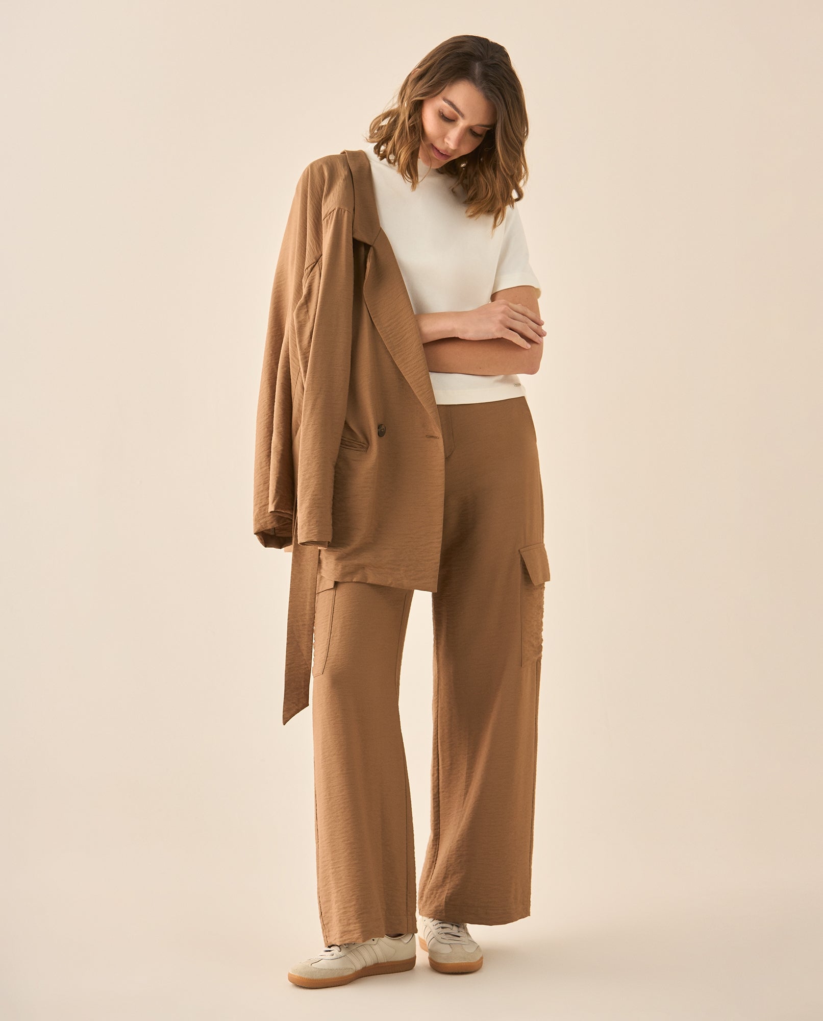 Pantalón recto con bolsillos cargo para mujer  - Café 34_433G001_CAF181015_0