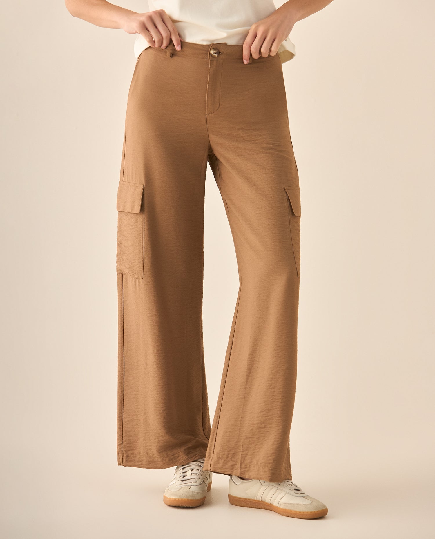 Pantalón recto con bolsillos cargo para mujer  - Café