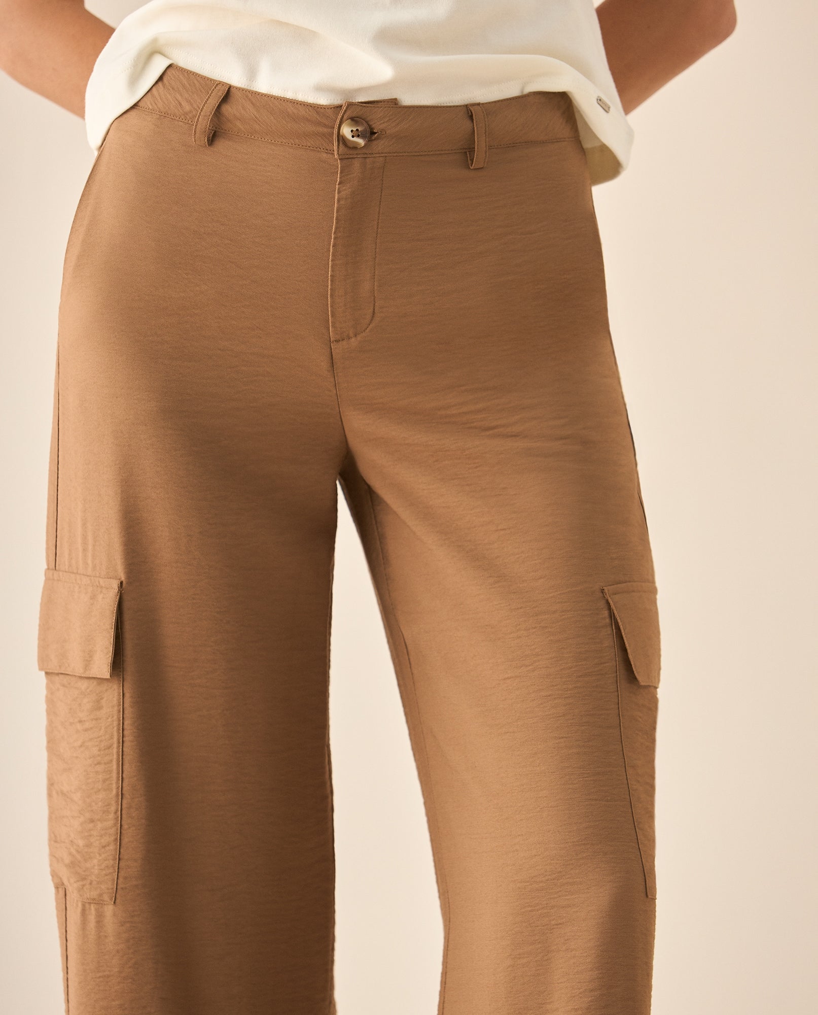 Pantalón recto con bolsillos cargo para mujer  - Café 34_433G001_CAF181015_4