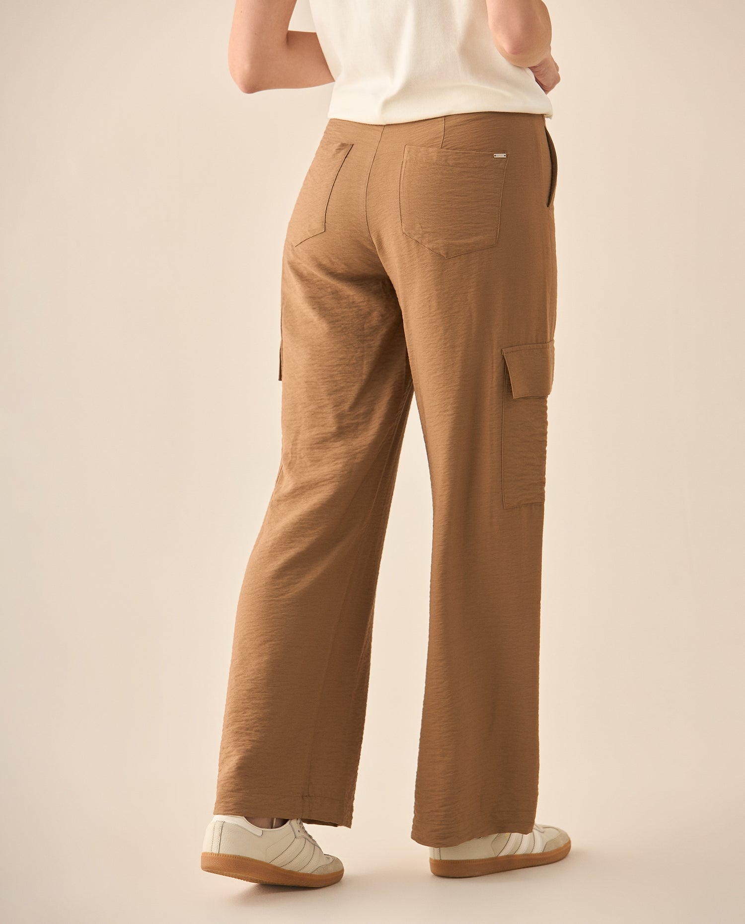 Pantalón recto con bolsillos cargo para mujer  - Café