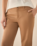 Pantalón clásico con bolsillos en diagonales para mujer  - Beige