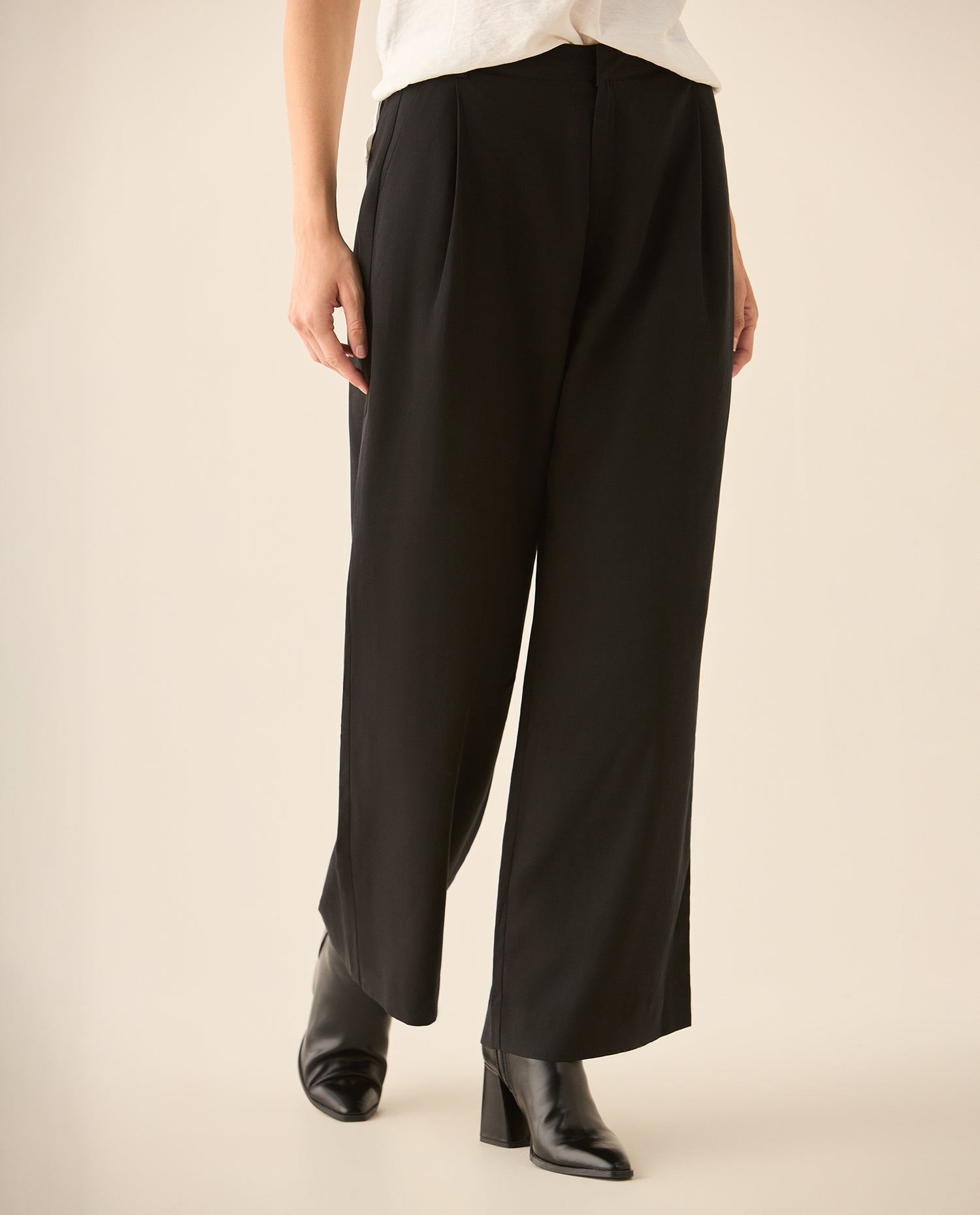 Pantalón bota recta con bolsillos de ribete en posterior para mujer - Negro