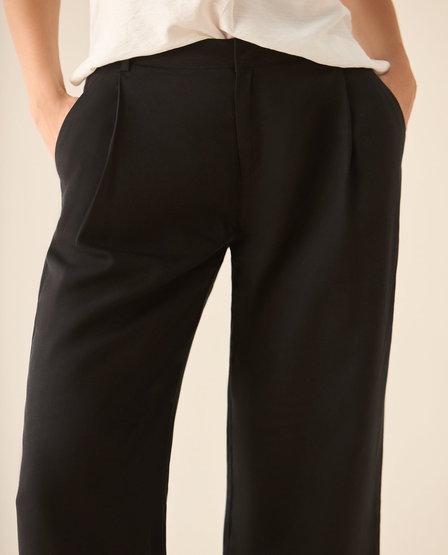 Pantalón bota recta con bolsillos de ribete en posterior para mujer - Negro