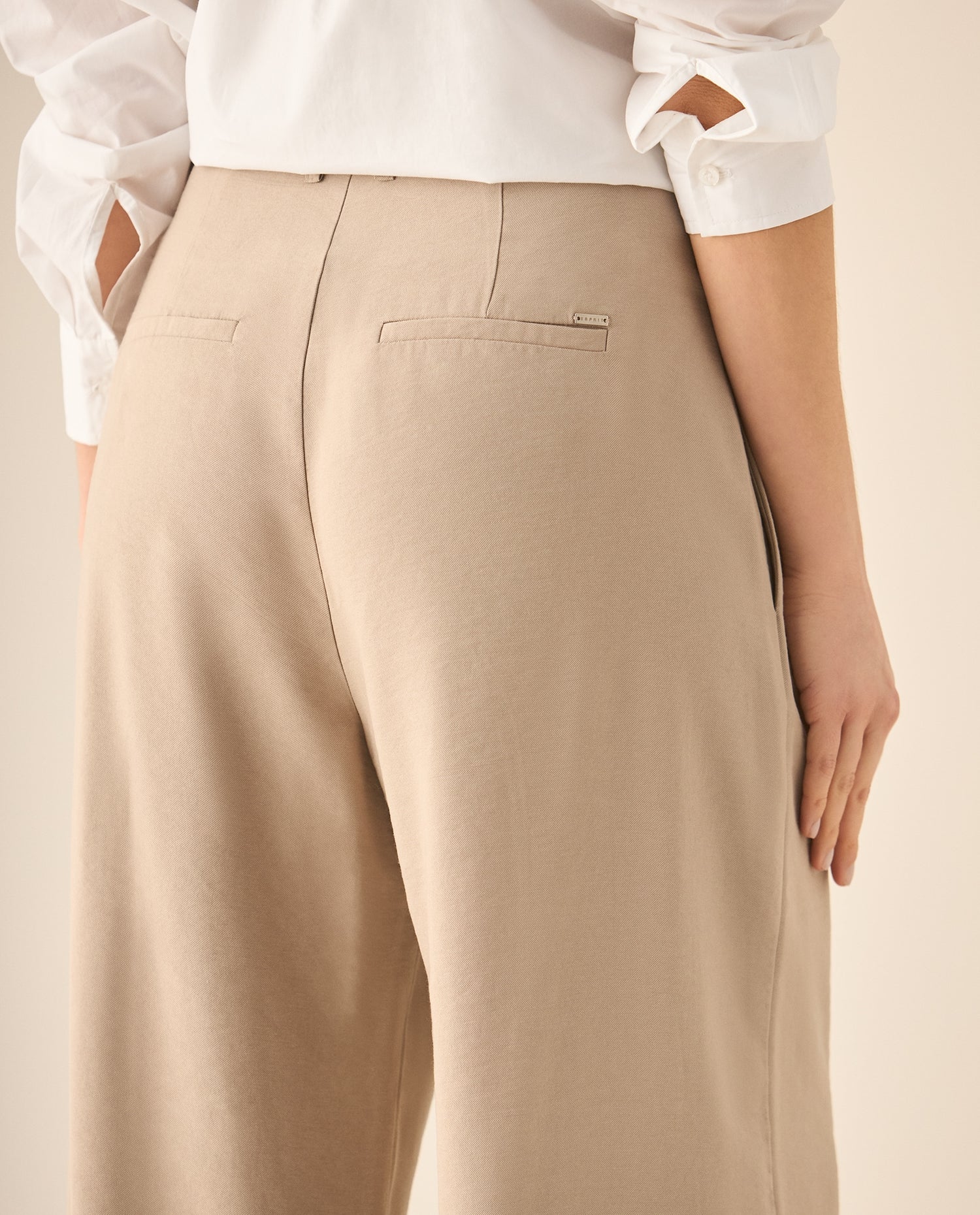 Pantalón de silueta amplia con cinturón para mujer - Gris