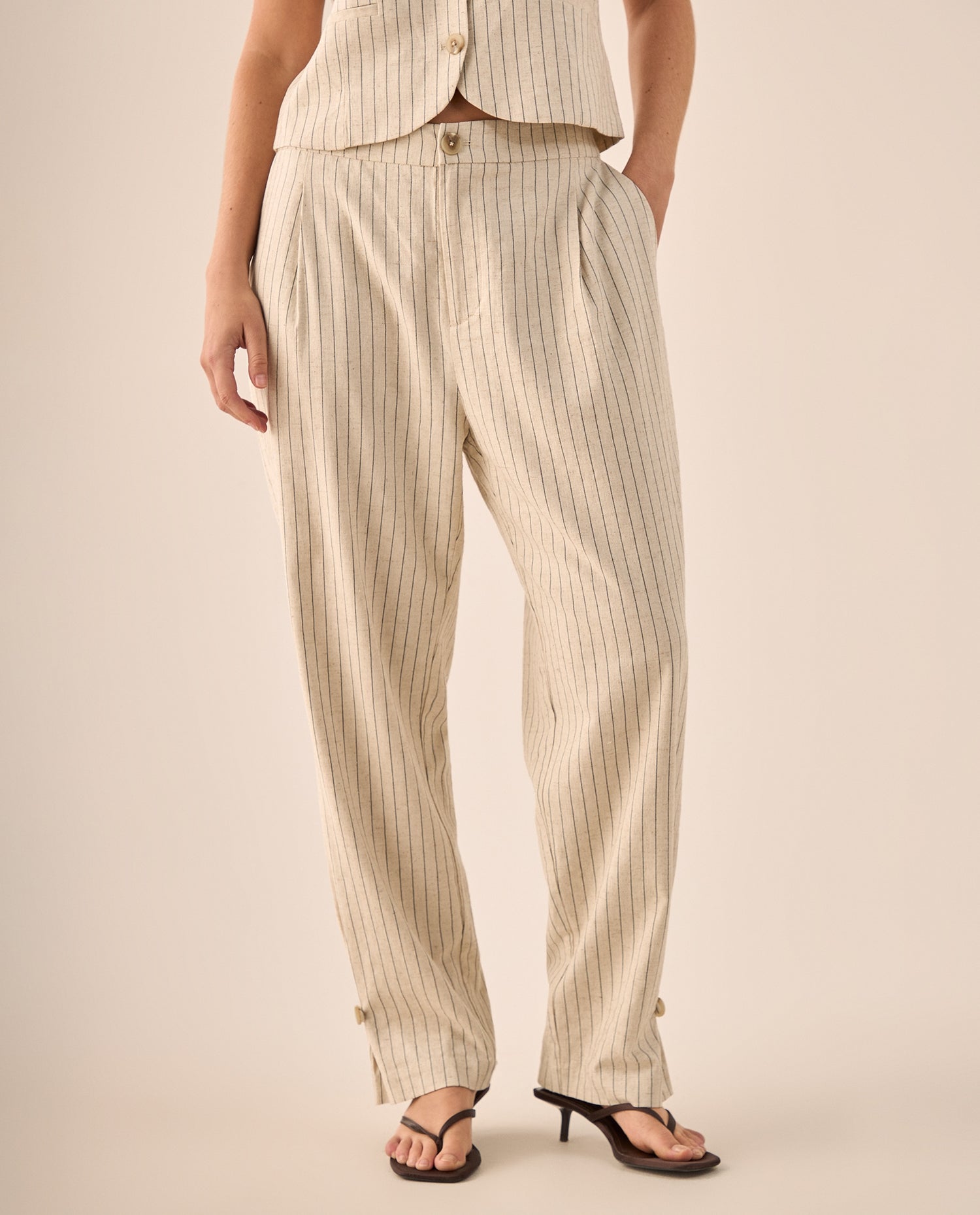 Pantalón Recto Rayas Beige con Detalle Dorado - Beige