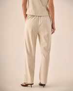 Pantalón Recto Rayas Beige con Detalle Dorado - Beige