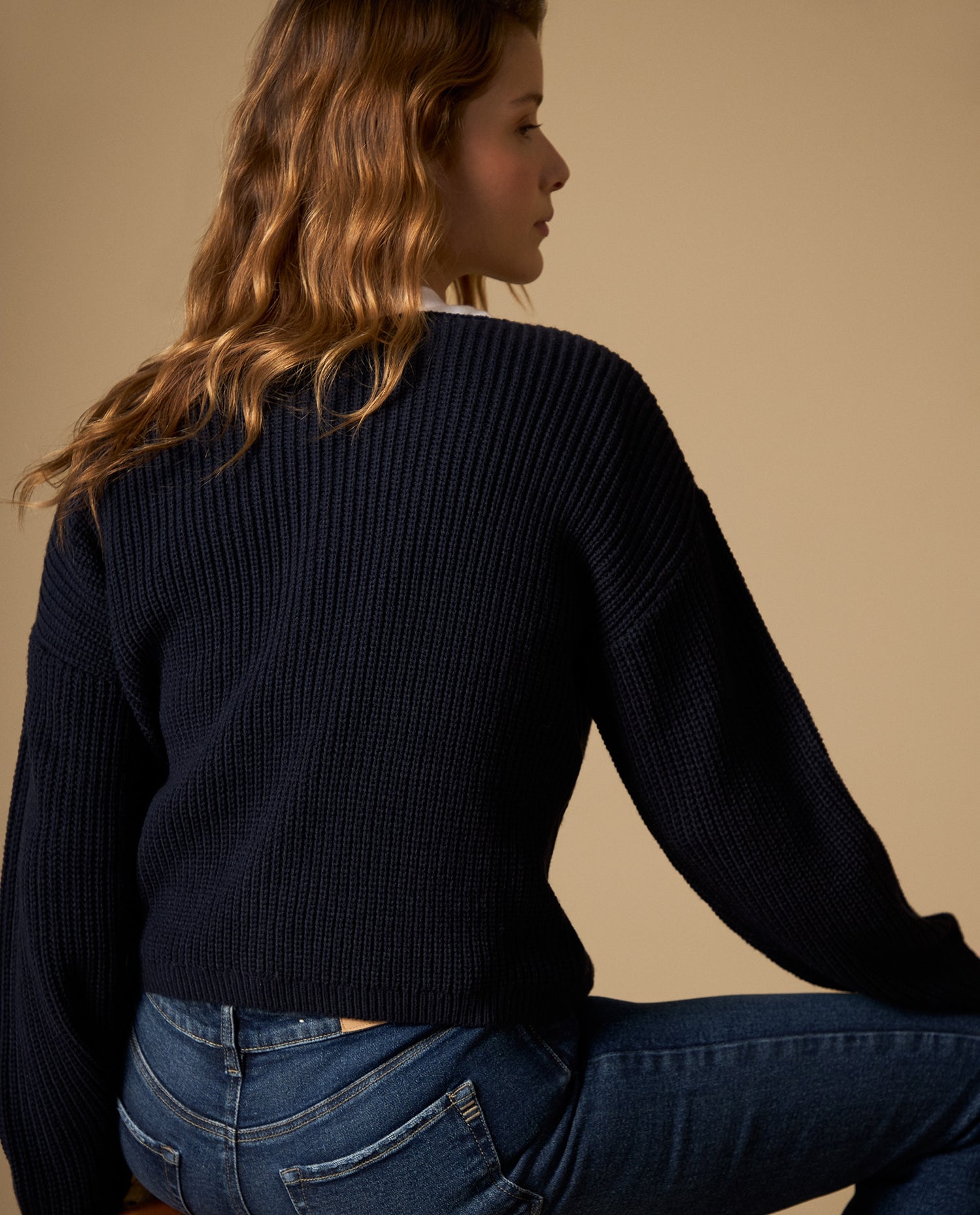 Suéter tejido con diseño de trenzas y cuello con ojal - Azul