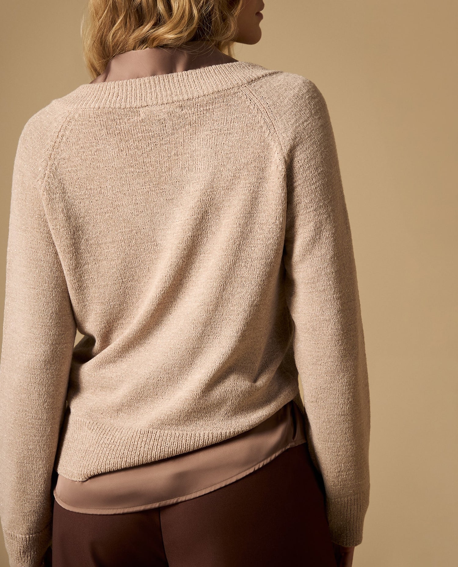 Suéter tejido cardigan con escote V y brillo sutil - Beige