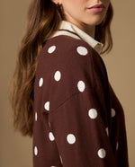 Suéter tejido cardigan con hombro caído y diseño de puntos - Café