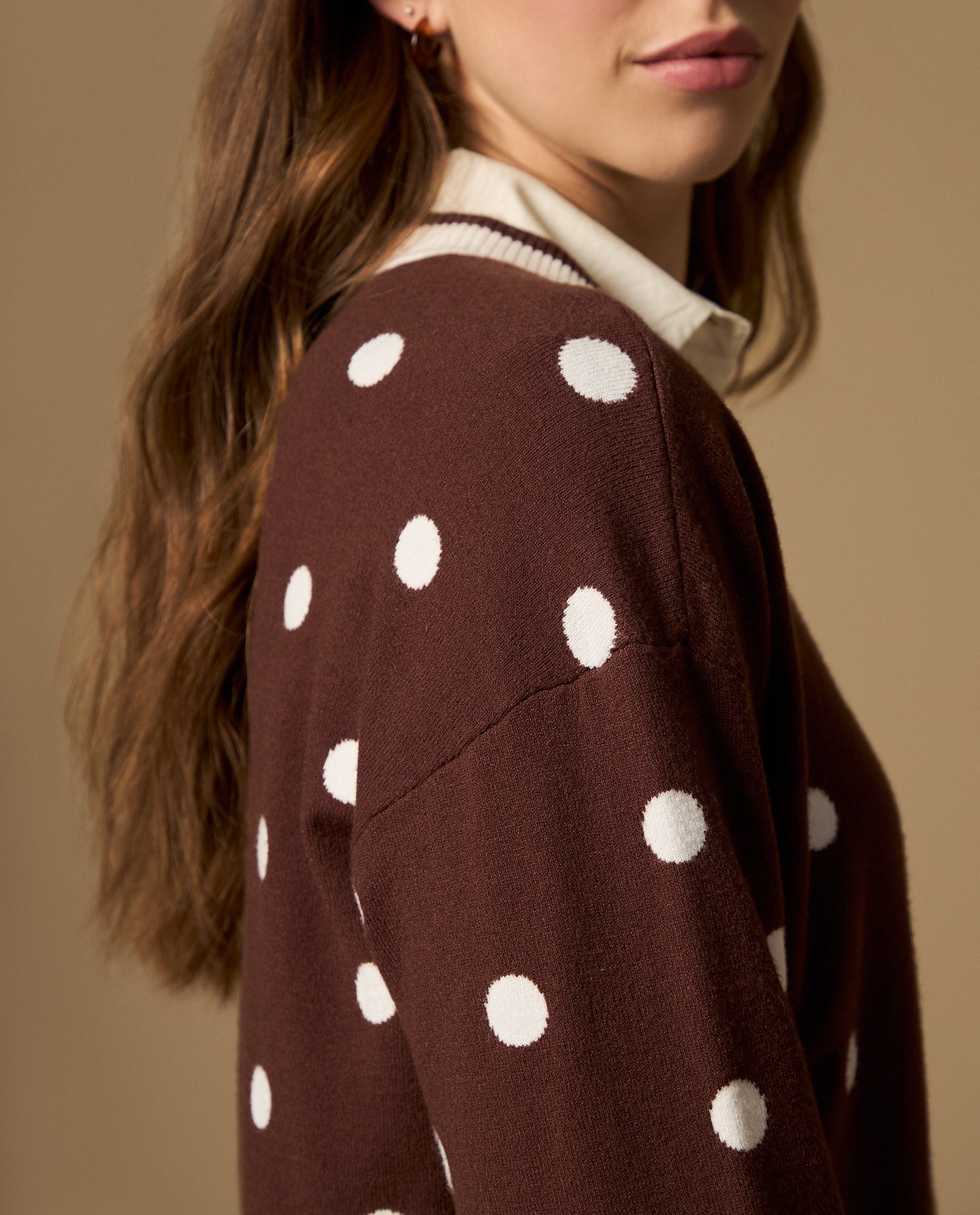 Suéter tejido cardigan con hombro caído y diseño de puntos - Café 34_462H220_CAF171009_5