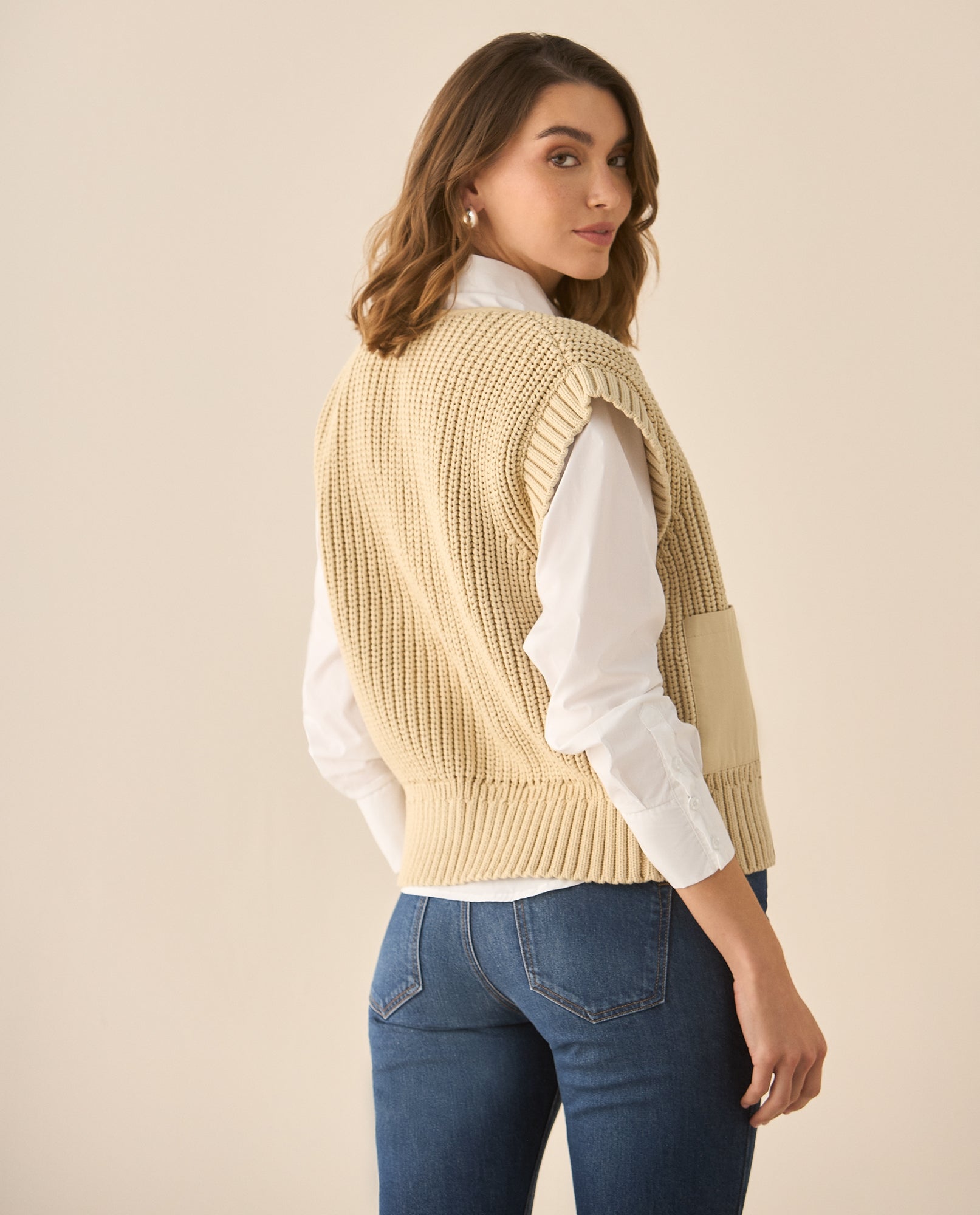 Chaleco tejido con bolsillos de frente para mujer  - Beige 34_469G200_BEI151214_5