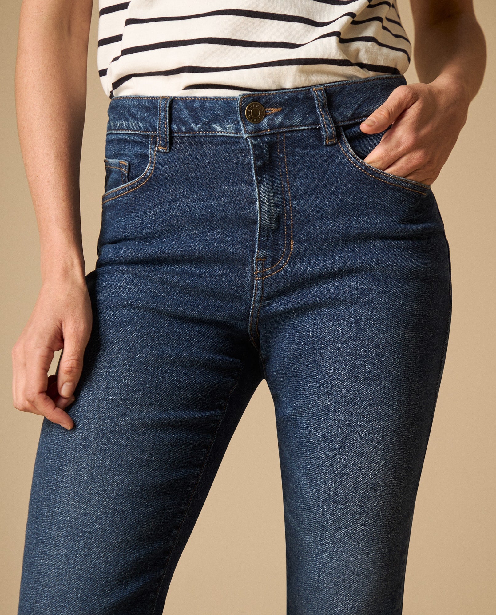 Jean straight de pierna recta tiro medio - Azul 34_471H000_AZU193933_4