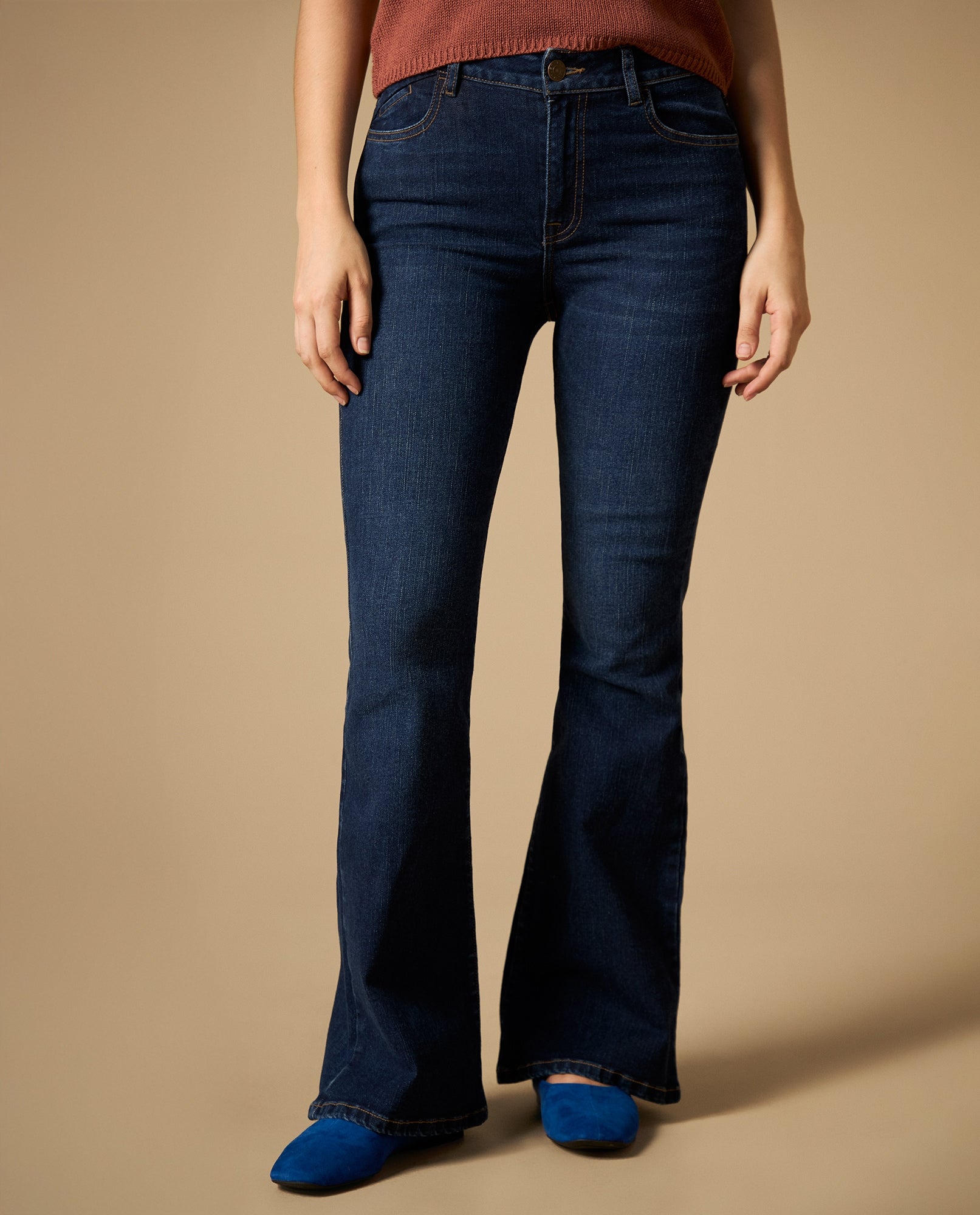 Jean flare con cinturón tiro medio - Azul 34_472H003_AZU193933_0